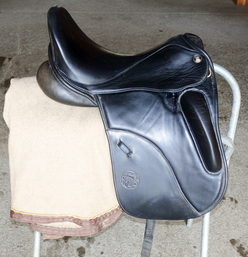 pic of Hennig Dressage Saddle left